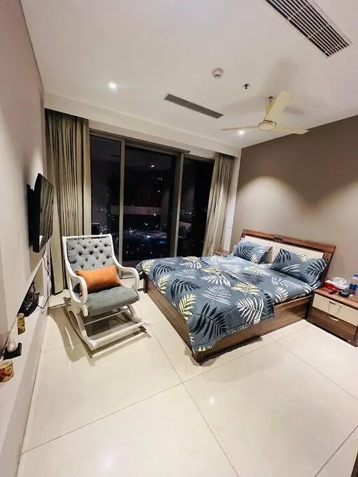 Luxury Studios Key 5 - 2 Bhk Fully Furnished Apartment グルガウン