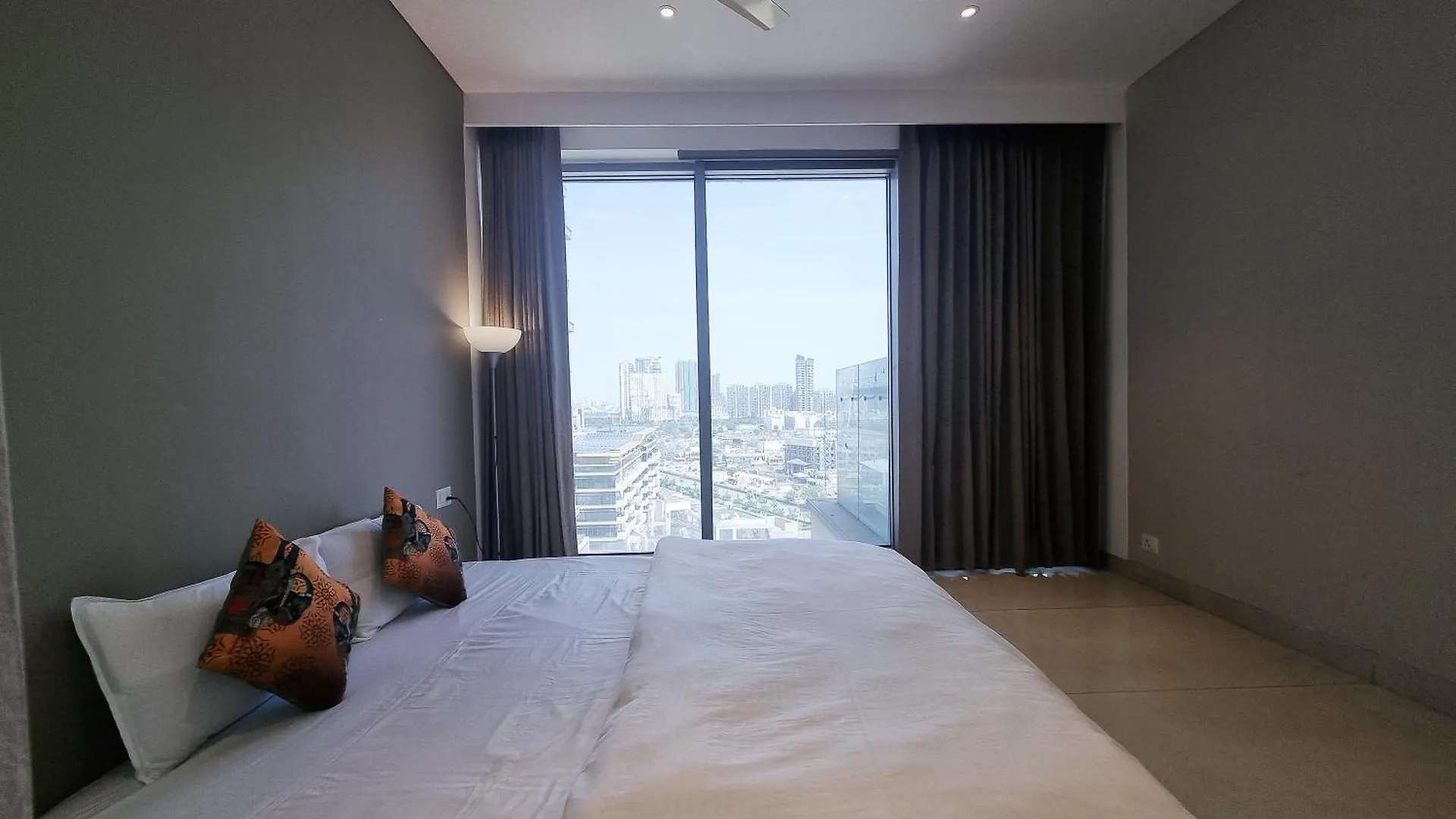 Luxury Studios Key 5 - 2 Bhk Fully Furnished Apartment グルガウン